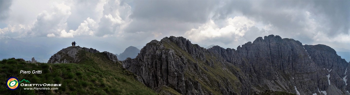 57 In vetta allo Zucco Barbesino (2152 m) con vista in Zuccone Campelli (2159 M).jpg